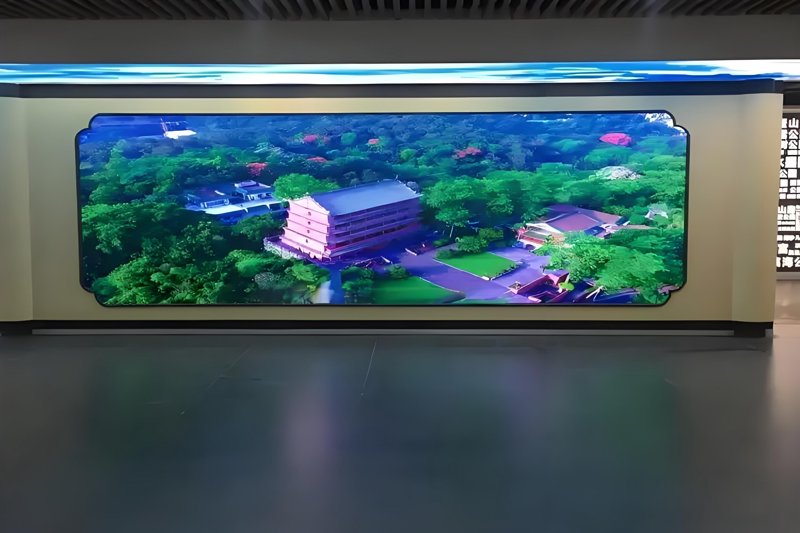 室内小间距LED屏型号对比:P1.2与P1.5的优劣势